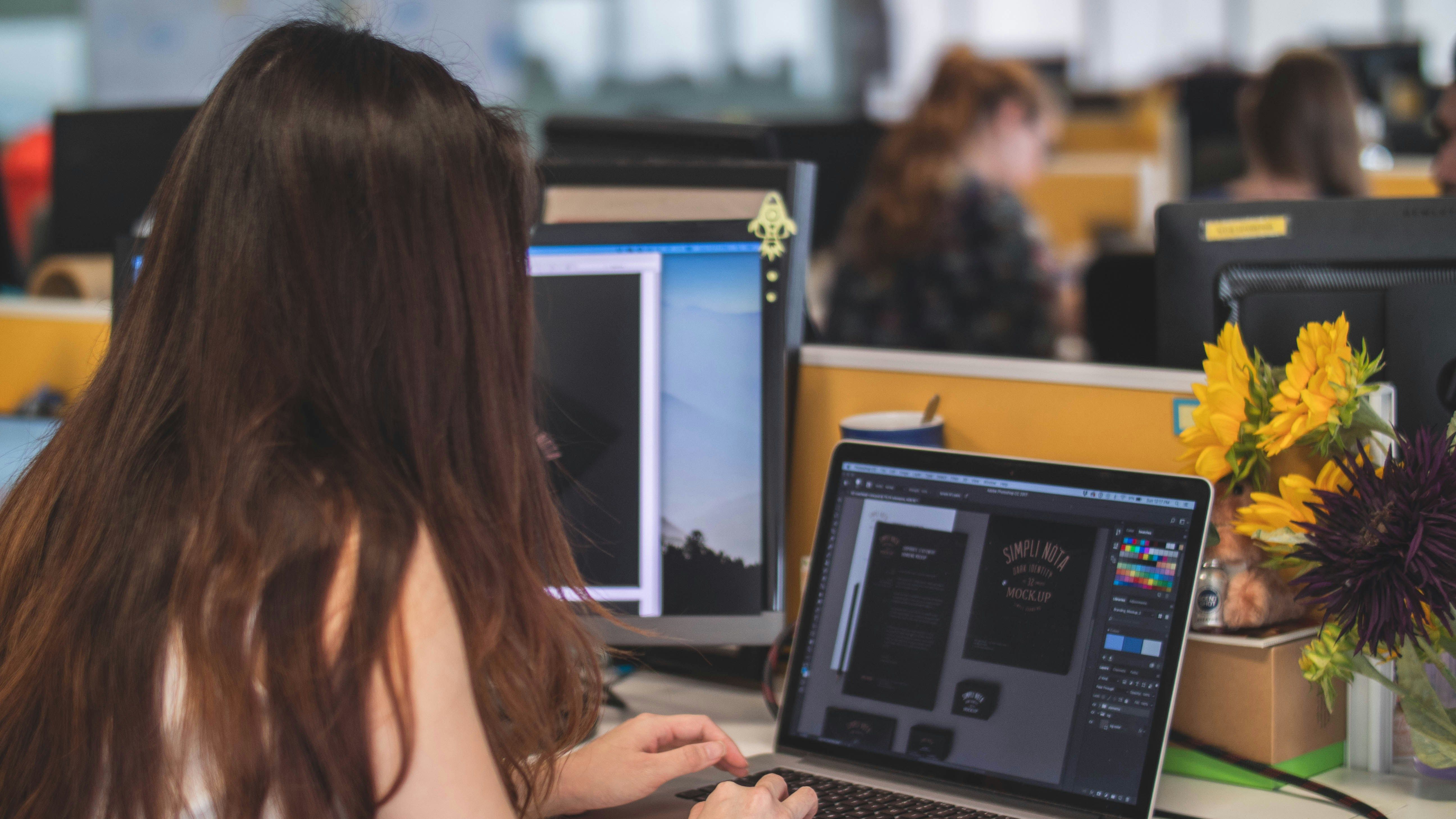 girl using laptop exploring Best CMS