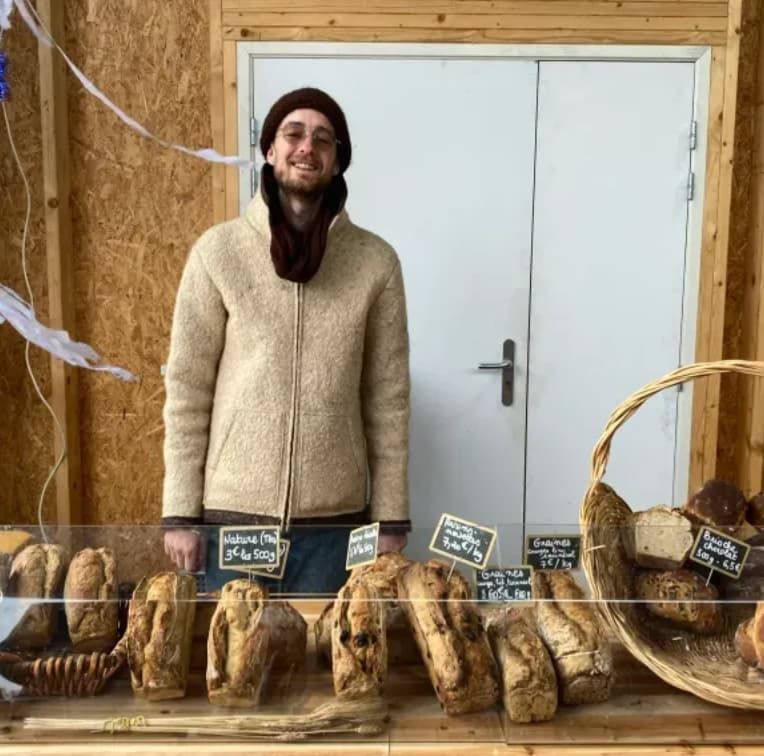 Camille, qui vend ses pains artisanaux avec passion grâce à Feve.