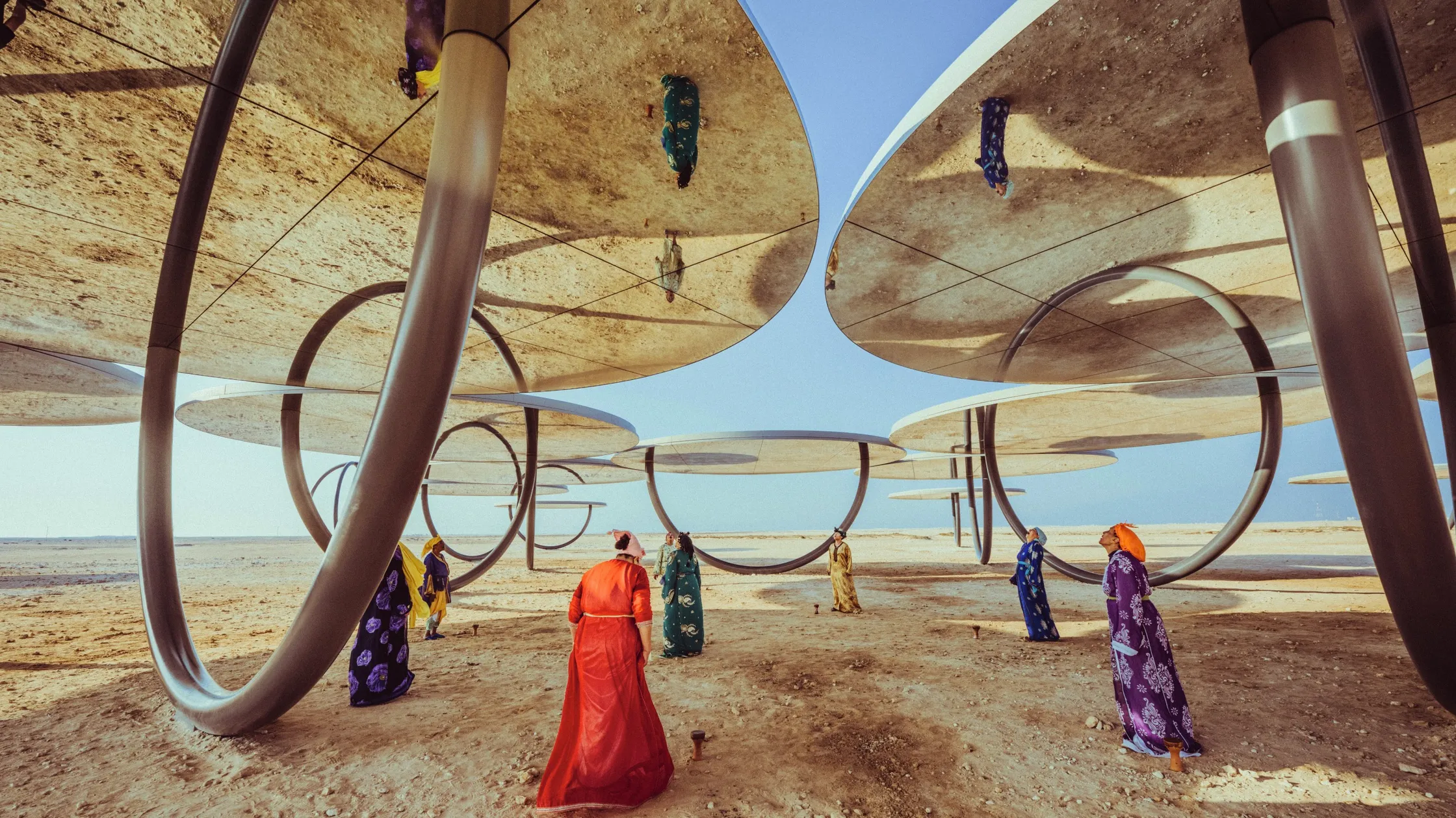 Corbeaux (2014), de Bouchra Ouizguen, en Shadows Traveling on the Sea of the Day, de Olafur Eliasson, 2022. JOSH S ROSE.