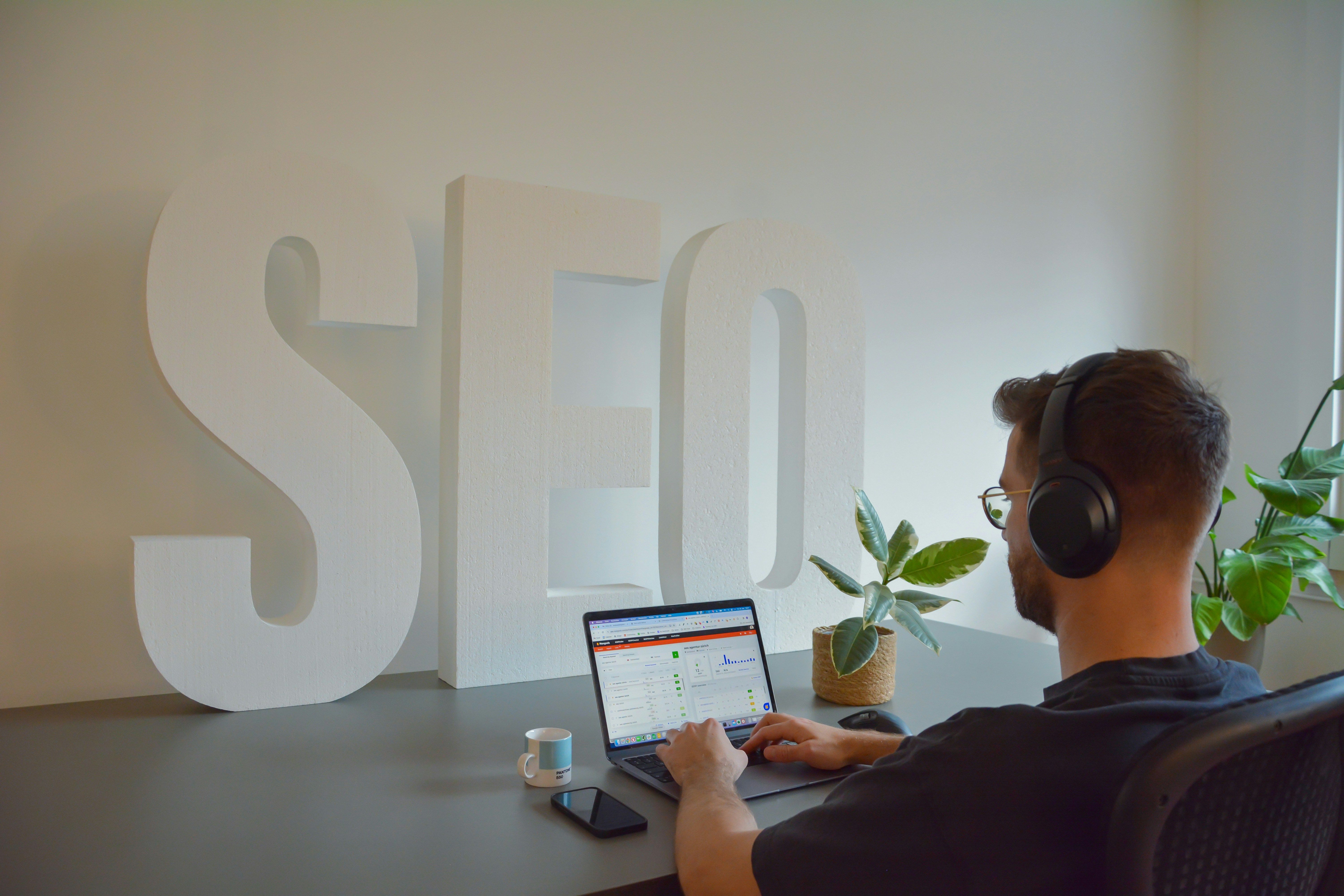 man doing SEO on a laptop - google sites blog
