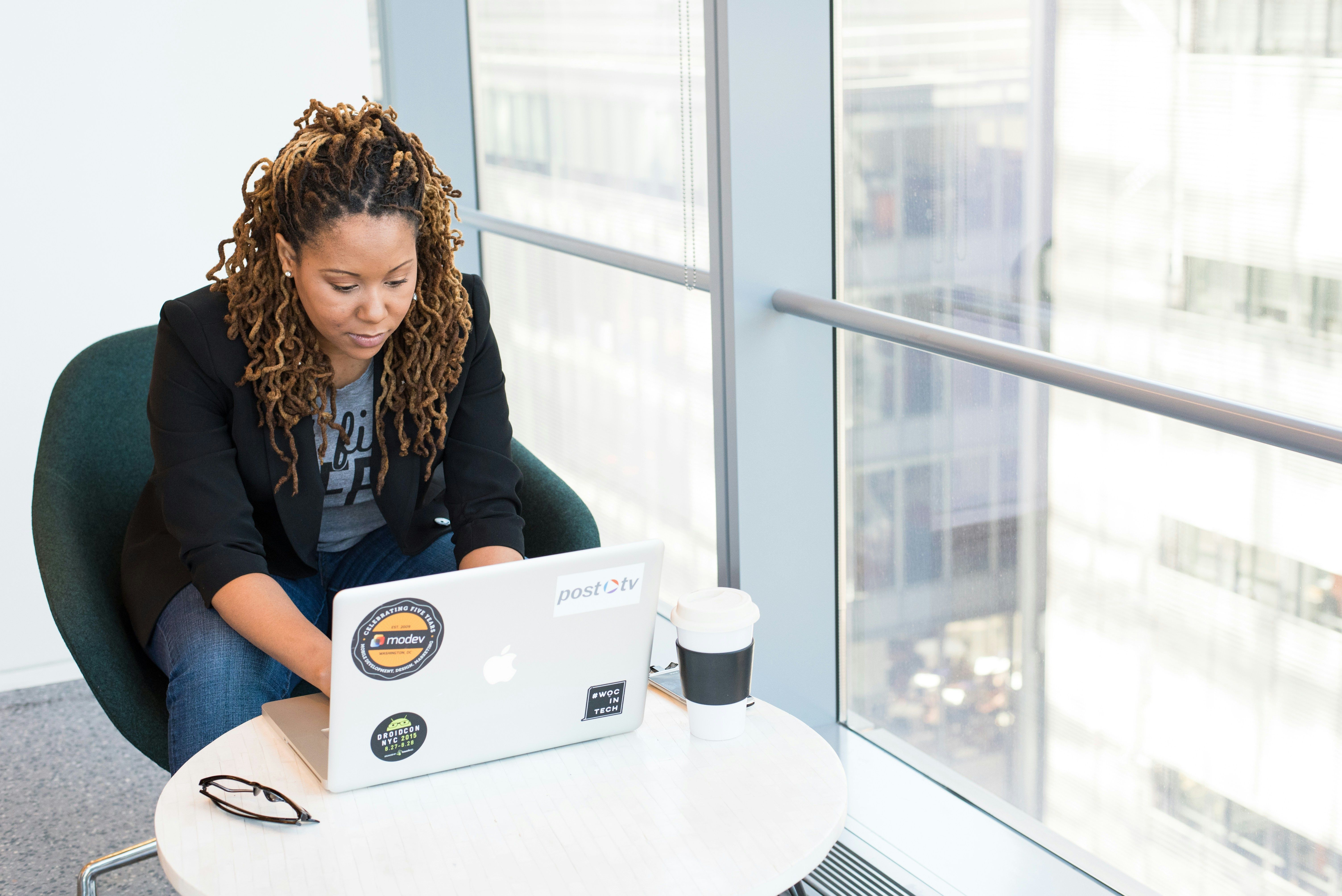 girl using laptop exploring Best CMS