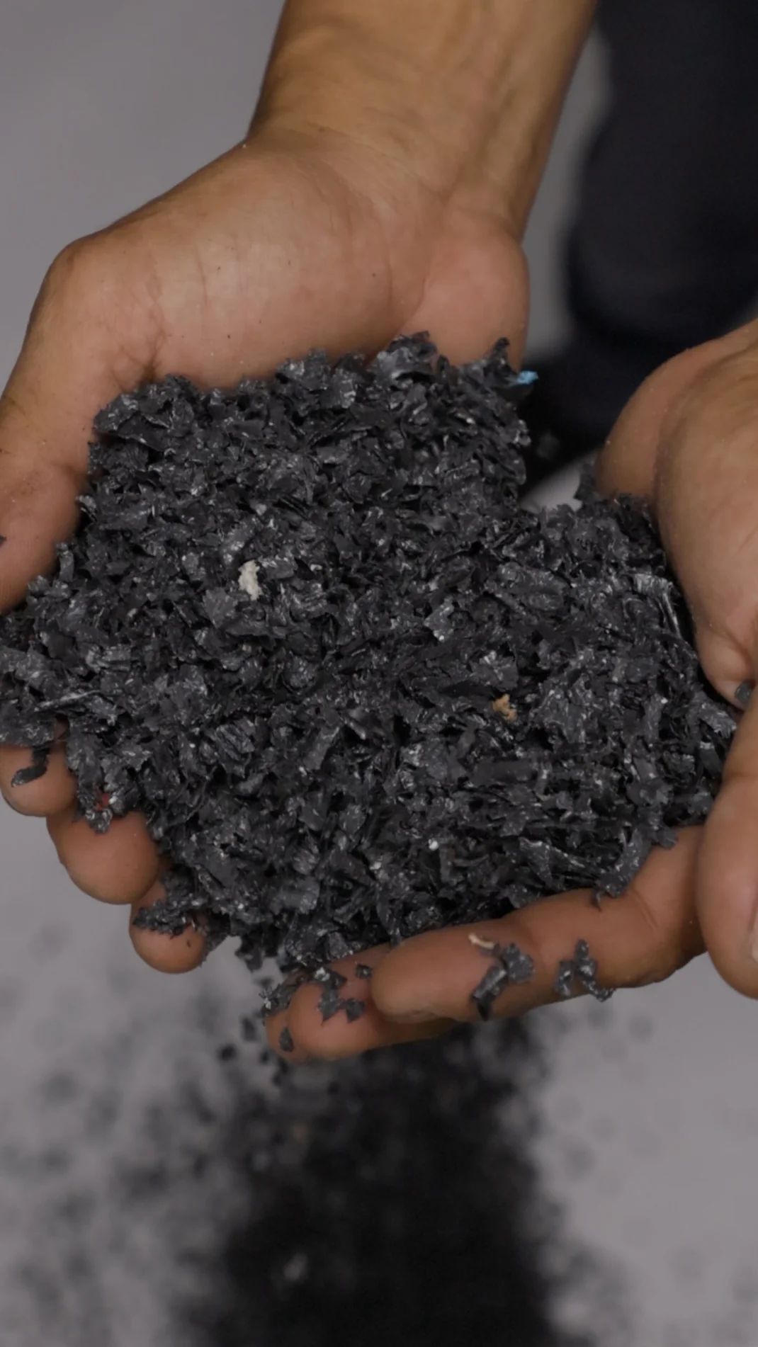 Le plastique collecté par Sungai Watch, qui devient la matière première des fauteuils de Sungai Design. 