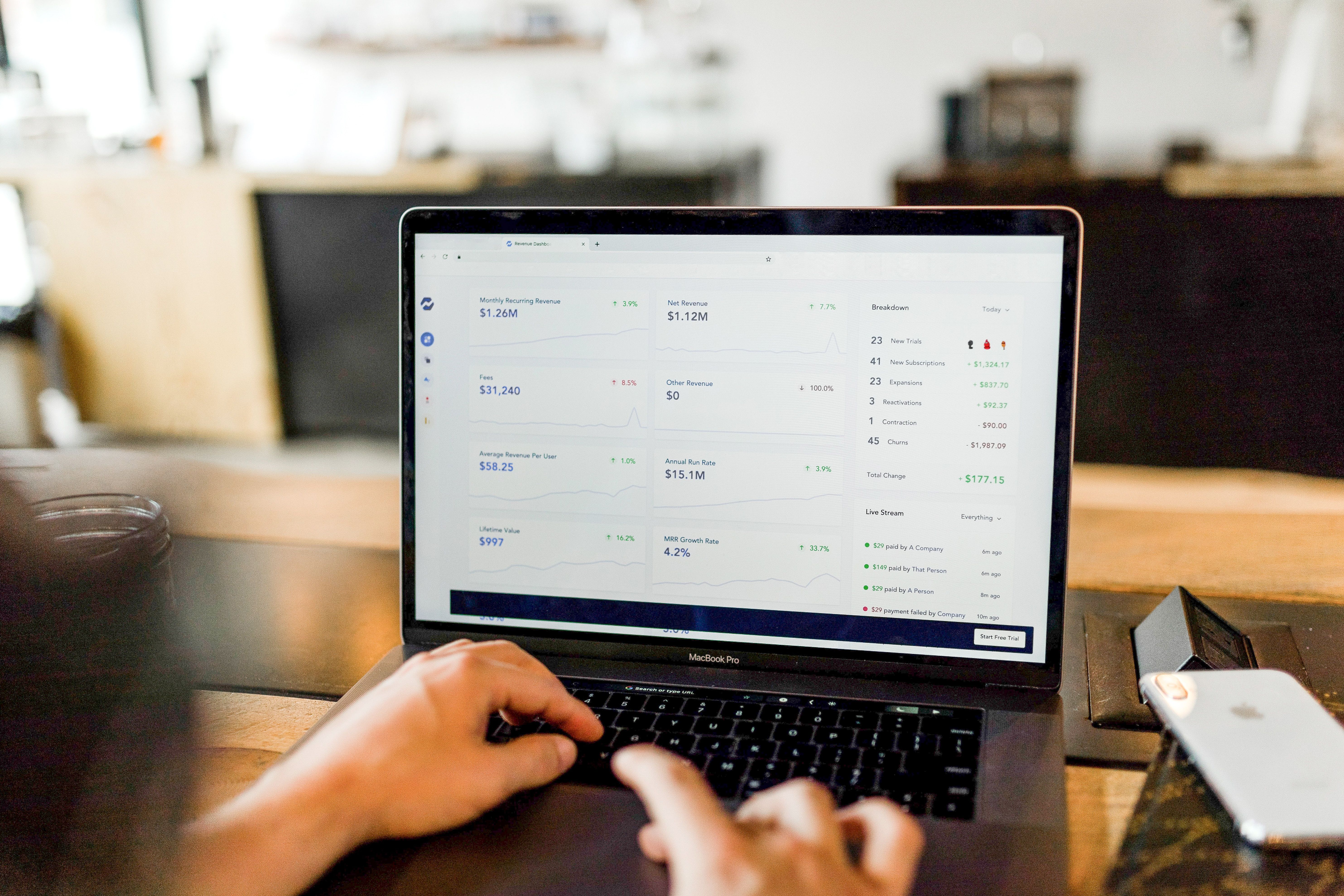 What Is The Difference Between Live Chat and Chatbot