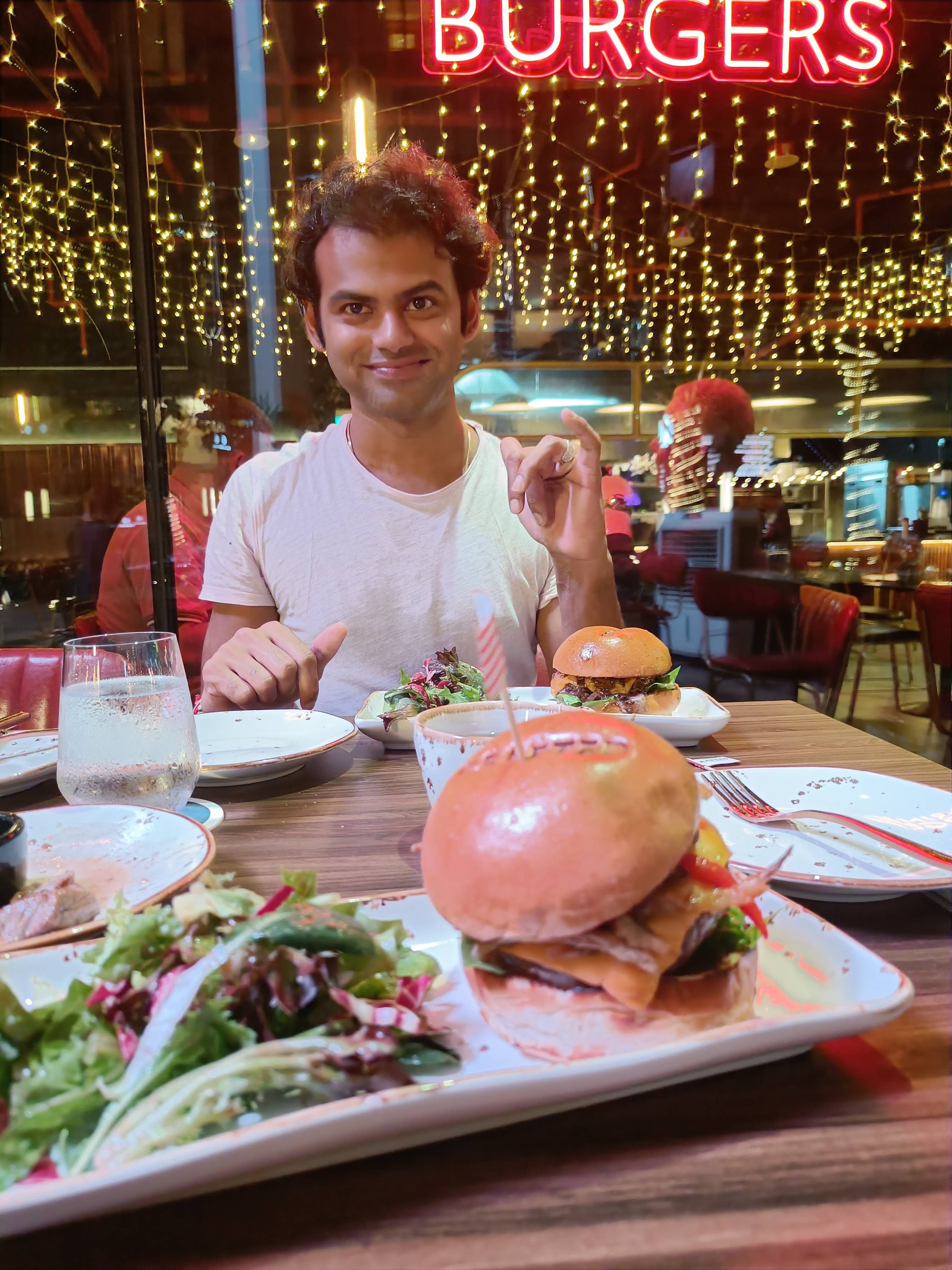 Having my first-ever beef burger with Tarush, Founder, 5X. Spoke about everything related to B2B SaaS, meditation and the human brain!