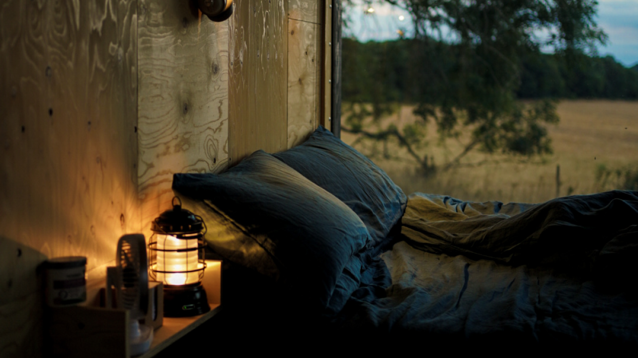 Low light cabin to help sleep cycles 