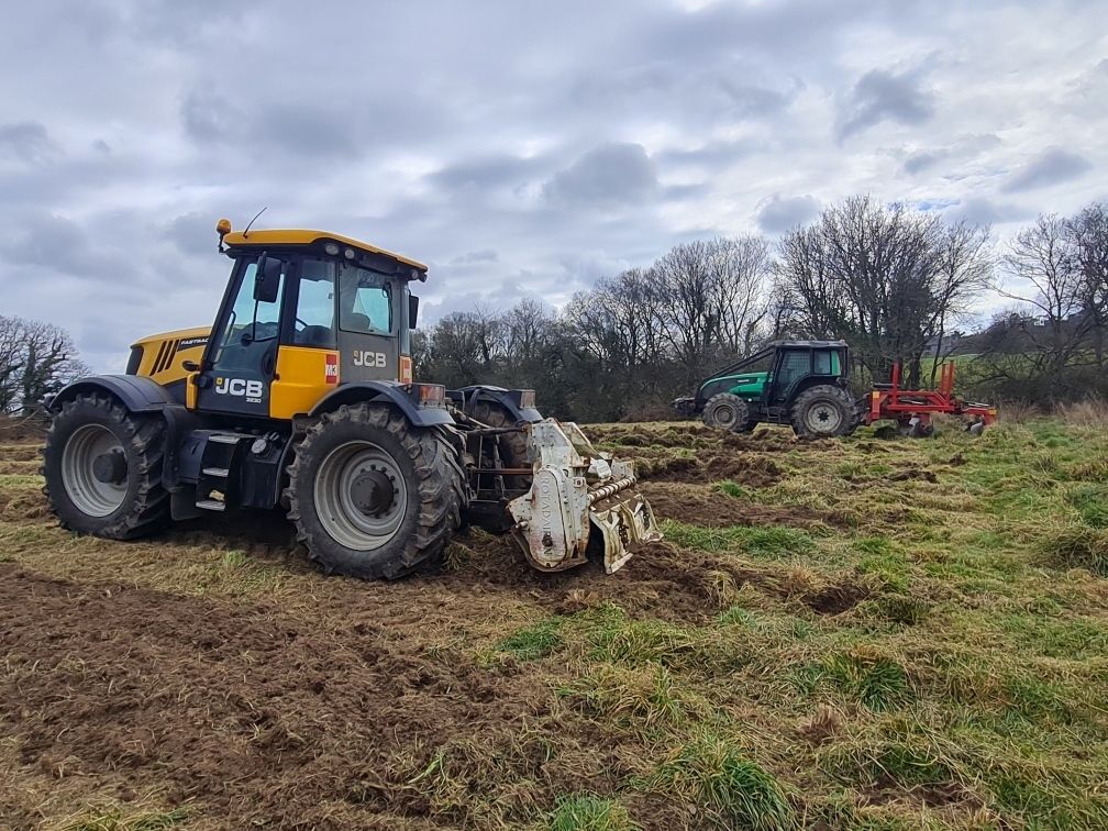 Travaux de préparation des sols sur la future forêt de Ploemel. 